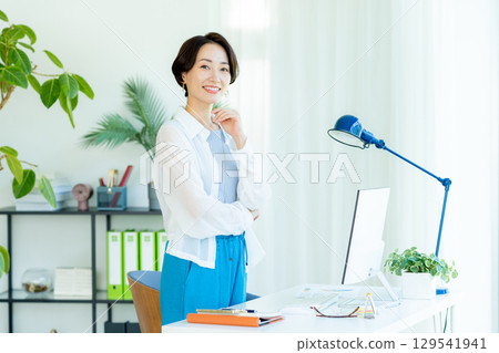在辦公室工作的女商人 129541941