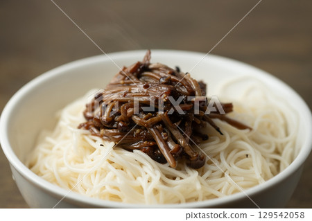 冷麵配木耳（庫存照片） 129542058