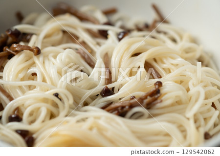 Chilled somen noodles with chaenoki mushrooms (stock photo) Chilled somen noodles with chaenoki mushrooms (stock photo) 129542062