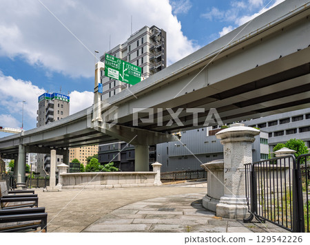 The main pillar of Tokiwa Bridge, which crosses the Nihonbashi River and the Metropolitan Expressway that runs over the Nihonbashi River 129542226