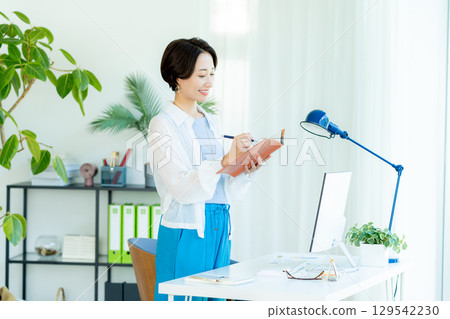 在辦公室工作的女商人 129542230