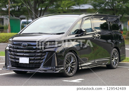 Image of a luxury black minivan 129542489