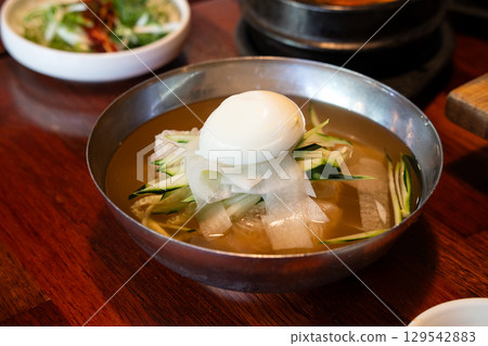 Korean cold noodles, cold noodles, sueyomeeon, food, cuisine, 물냉면 Naengmyeon, スイレイメン 129542883