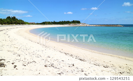 白色沙子海灘和藍色海 白色沙子海灘和藍色海 129543251
