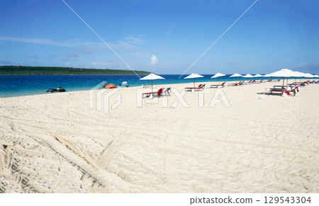 White sand beach and blue sea 129543304