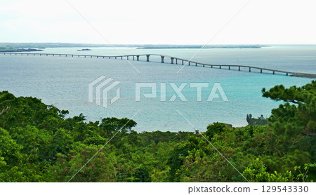 橫跨大海的伊良部大橋 129543330