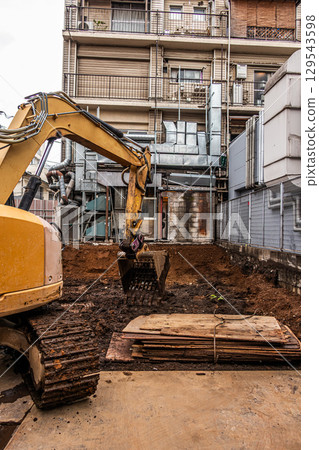 施工現場 施工現場的重型設備 鏟子 施工現場 施工現場的重型設備 鏟子 129543598