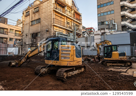 施工現場 施工現場的重型設備 鏟子 施工現場 施工現場的重型設備 鏟子 129543599