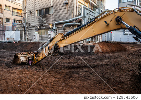 施工現場 施工現場的重型設備 鏟子 施工現場 施工現場的重型設備 鏟子 129543600