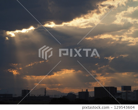 Cressus rays shining through the clouds in the evening 129543604