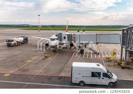 .The gate sleeve is docked to the aircraft. 129543820