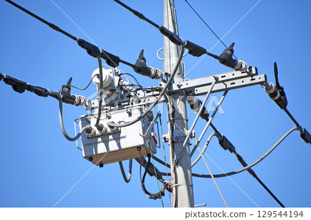 電線桿和電氣設備 電線桿和電氣設備 129544194