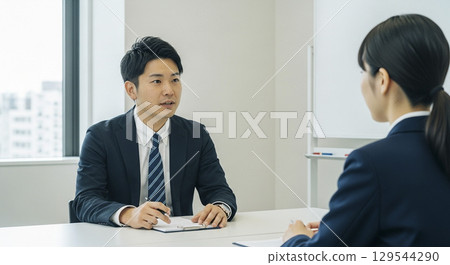 正在接受採訪的年輕男性商人 129544290