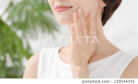 Women's beauty skin care 129544456