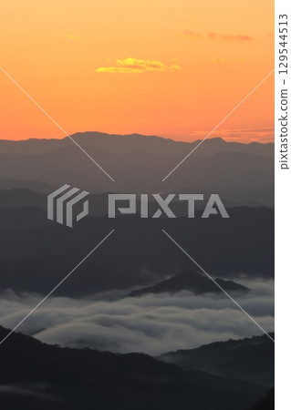 雲彩海和早晨煥發 129544513