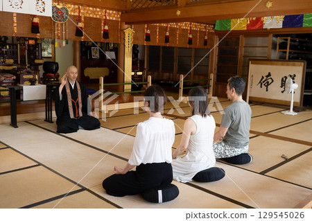 在愛知縣知多市岩屋寺聆聽佈道的朝聖者 在愛知縣知多市岩屋寺聆聽佈道的朝聖者 129545026