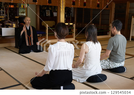 在愛知縣知多市岩屋寺聆聽佈道的朝聖者 129545034