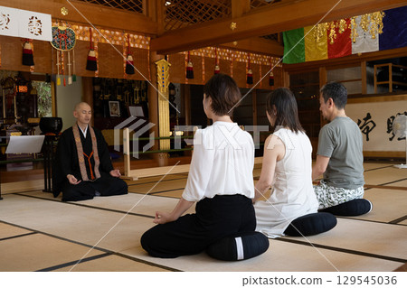 在愛知縣知多市岩屋寺聆聽佈道的朝聖者 129545036