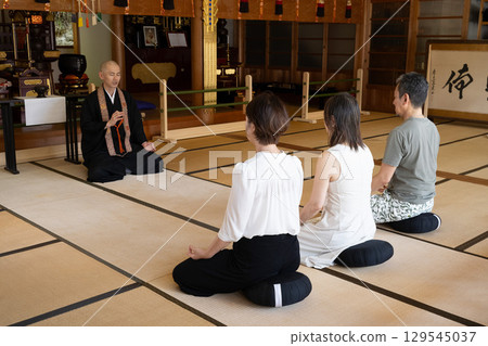 在愛知縣知多市岩屋寺聆聽佈道的朝聖者 129545037