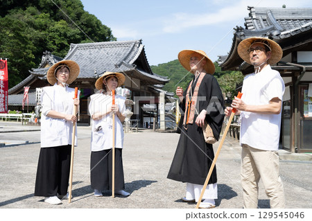 在愛知縣知多市岩屋寺聆聽佈道的朝聖者 129545046