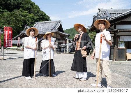 在愛知縣知多市岩屋寺聆聽佈道的朝聖者 在愛知縣知多市岩屋寺聆聽佈道的朝聖者 129545047