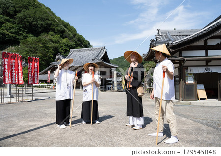 在愛知縣知多市岩屋寺聆聽佈道的朝聖者 在愛知縣知多市岩屋寺聆聽佈道的朝聖者 129545048