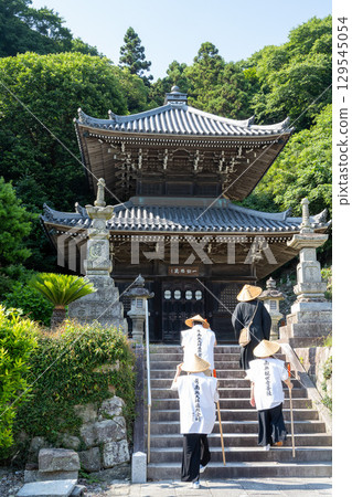 在愛知縣知多市岩屋寺聆聽佈道的朝聖者 129545054