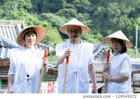 Pilgrimage group at Iwayaji Temple, Chita, Aichi Prefecture 129545072