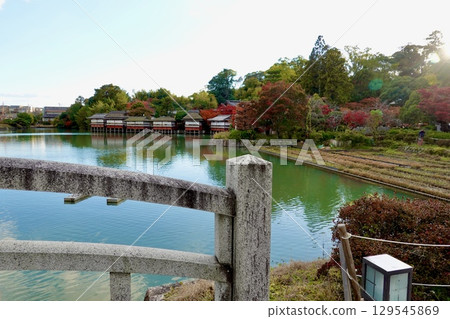 從京都府長岡京市長岡天滿宮（長岡天神）八丈池橋的欄桿上眺望錦水亭 129545869