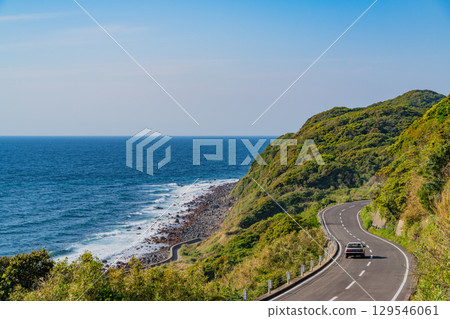 [Ikitsuki Island, Nagasaki Prefecture] Cars driving on Ikitsuki Sunset Way 129546061