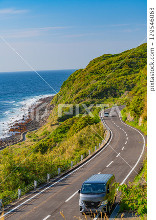 [長崎縣生月島]在生月日落之路上行駛的汽車 129546063