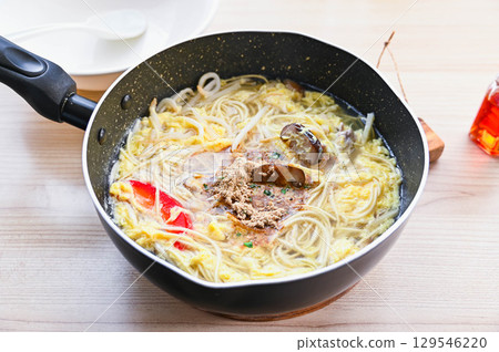 Hot and sour noodles made in a frying pan: Add the powdered soup Hot and sour noodles made in a frying pan: Add the powdered soup 129546220