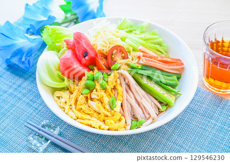 Chilled Chinese noodles with plenty of summer vegetables 129546230
