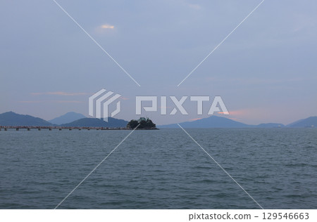 香川縣三豐市美濃町海上漂浮的兒童守護神津馬神社（夏祭日落前） 129546663