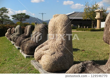 韓國古都慶州的國立慶州博物館：斷頭石佛 129546770