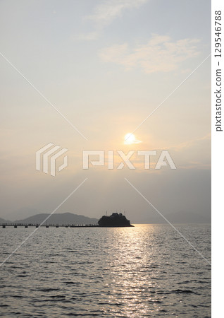 香川縣三豐市美濃町海上漂浮的兒童守護神津馬神社（夏祭日落前） 129546788