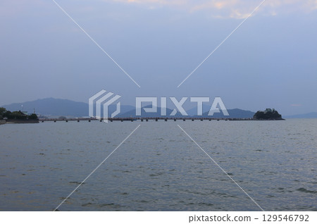 香川縣三豐市美濃町海上漂浮的兒童守護神津馬神社（夏祭日落時分） 129546792