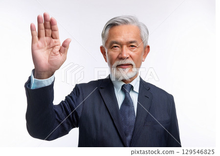 舉手的老人 129546825