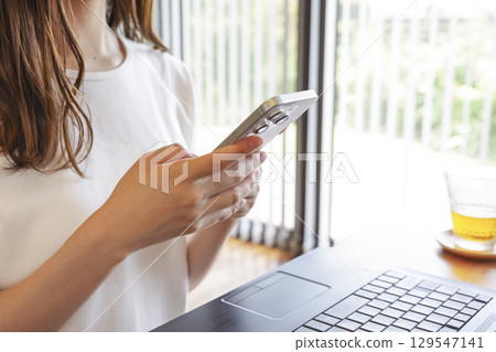 微笑的女人操作智慧型手機 微笑的女人操作智慧型手機 129547141
