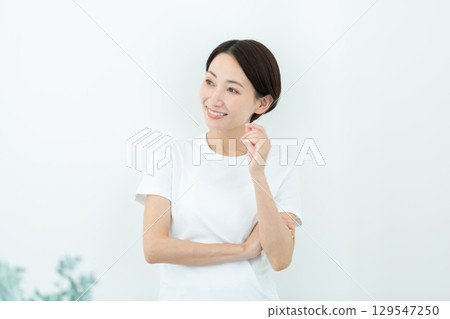 微笑的年輕女子聽故事，上半身 129547250