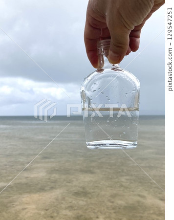 透明玻璃瓶和海景 129547251