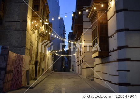 沙烏地阿拉伯吉達歷史街區(Al-Balad)的夜晚街道 沙烏地阿拉伯吉達歷史街區(Al-Balad)的夜晚街道 129547904