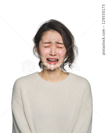 一位日本年輕女子哭泣的肖像，情緒激動，無法抑制淚水 129550173
