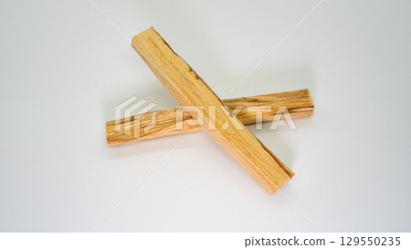 白色背景中的 Palo Santo 木片 白色背景中的 Palo Santo 木片 129550235