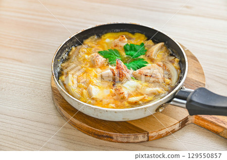 Making Oyakodon with Grilled Chicken 129550857