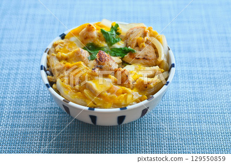 Oyakodon with grilled chicken 129550859