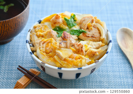 Oyakodon with grilled chicken 129550860