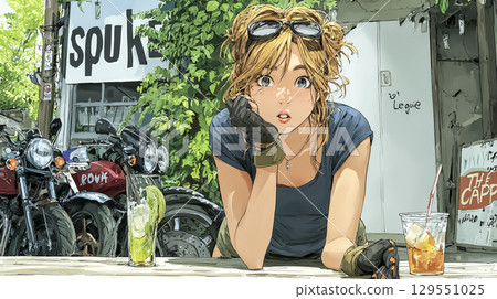 一位女騎士一邊喝著冰汽水，一邊看著其他騎士騎著腳踏車。 129551025