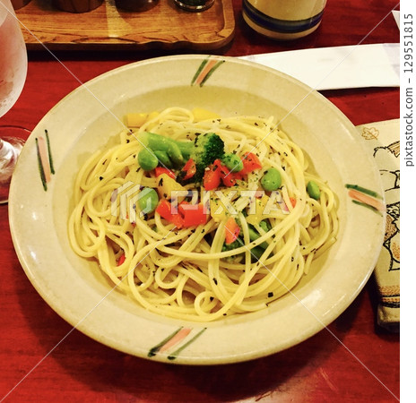 懷舊咖啡店的羅勒意麵 129551815