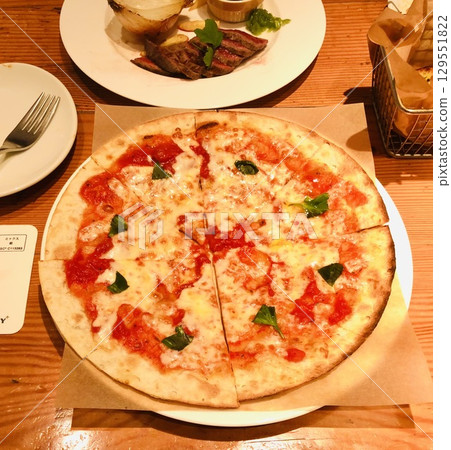 瑪格麗特披薩佔據餐桌主導地位 129551822